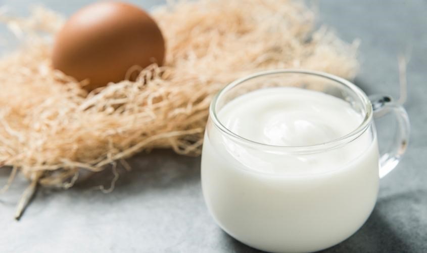 Ủ tóc bằng sữa chua và trứng tại nhà