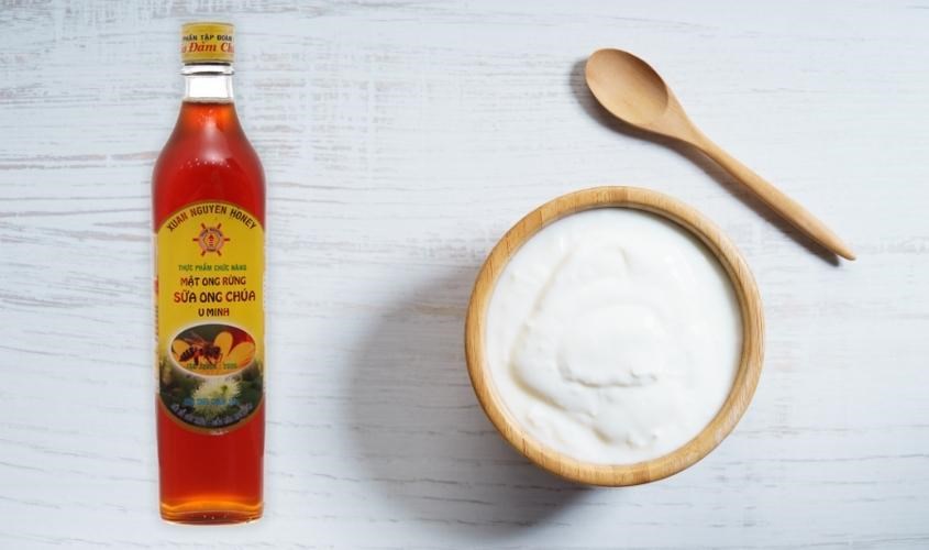 Có thể kết hợp sữa chua cùng mật ong rừng nguyên chất pha sữa ong chúa U Minh Xuân Nguyên 500 ml