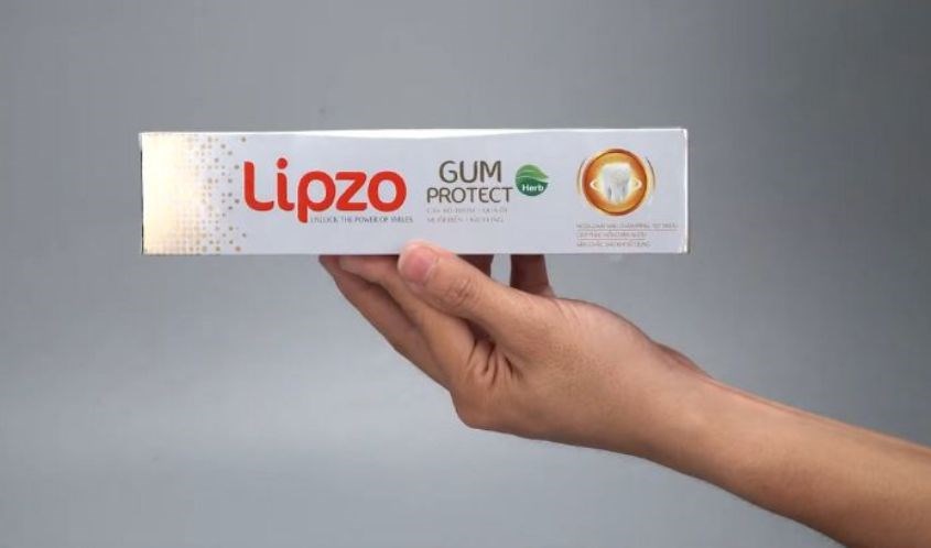 Dùng kem đánh răng Lipzo Herb Gum Protect 185g tẩy da chết cho môi