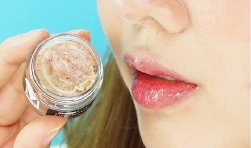 Tại sao phải tẩy tế bào chết môi?