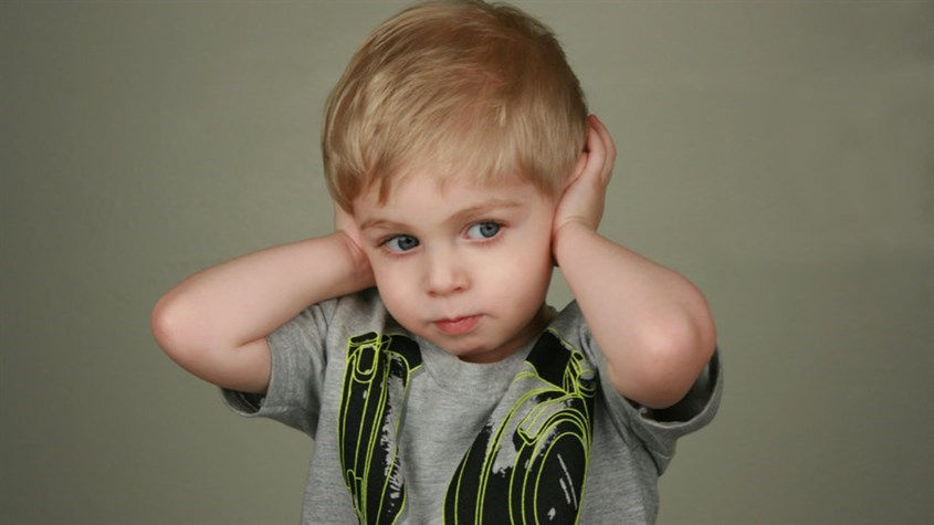 Giai đoạn tập đi là giai đoạn bé trở nên bướng bỉnh và không nghe lời. Nguồn ảnh: iStock