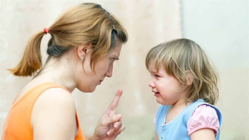 Ba mẹ cần bình tĩnh hướng dẫn con khi con có những hành vi hung hăng. Nguồn ảnh: Pixels