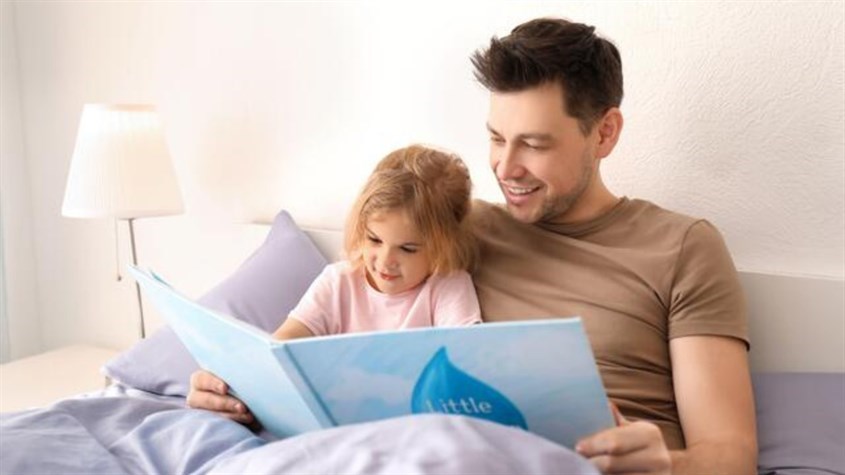 Hãy nhớ đọc truyện cho con bằng giọng điệu vui tươi và nhấn nhá đúng chỗ để thu hút sự chú ý từ chúng. Nguồn ảnh: iStock