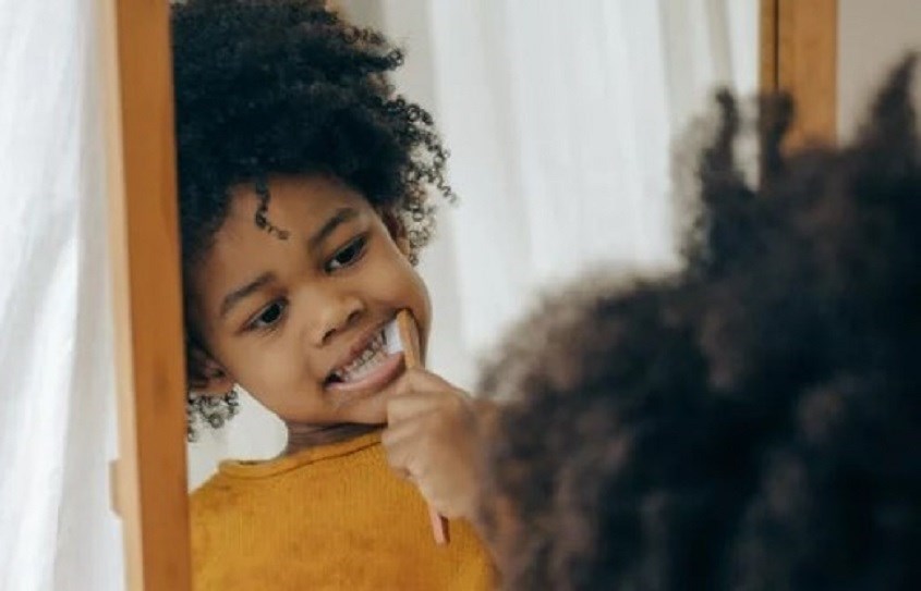 Cho trẻ nhìn gương khi đánh răng. Nguồn ảnh: Pexels Cho trẻ nhìn gương khi đánh răng. Nguồn ảnh: Pexels