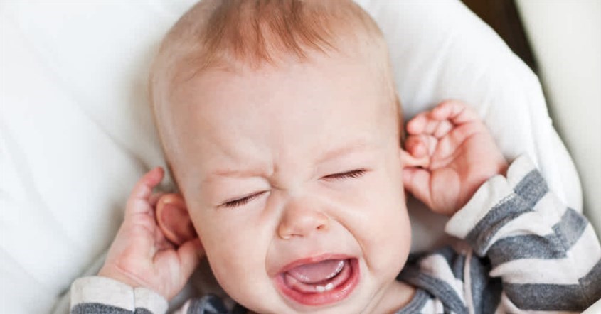 Ba mẹ hãy mát-xa nướu cho con để giúp con giảm cảm giác khó chịu. Nguồn ảnh: iStock