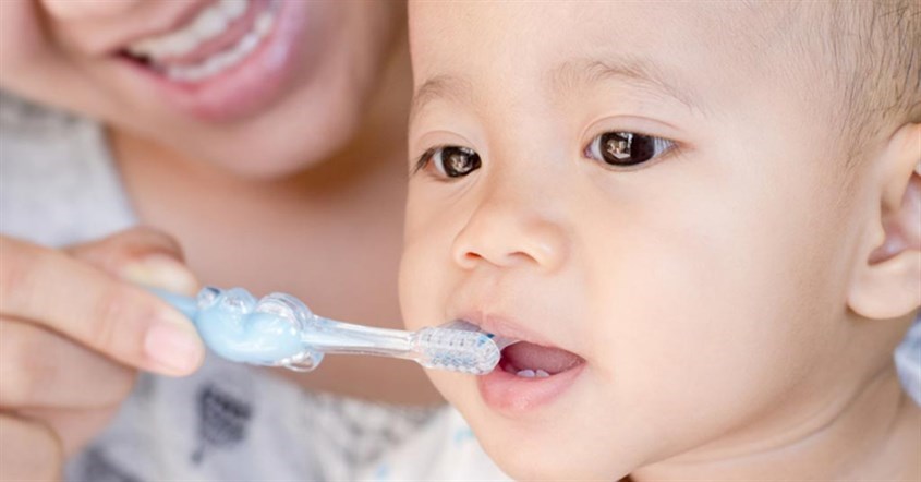 Ba mẹ nhớ vệ sinh răng cho con bằng bàn chải mềm hai lần mỗi ngày nhé. Nguồn ảnh: iStock