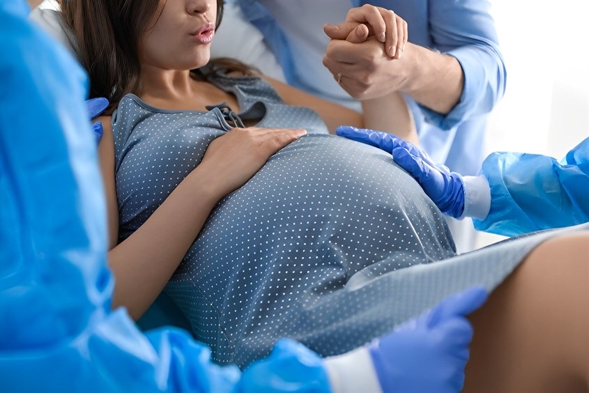 Mẹ đến bệnh viện khi quá ngày dự sinh mà vẫn chưa thấy cơn đau chuyển dạ ở vị trí nào