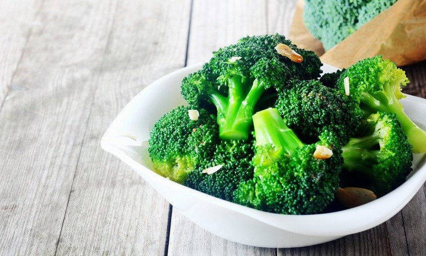 Bông cải xanh và các loại rau có lá màu xanh đậm Bông cải xanh và loại rau có màu xanh đậm chứa một lượng lớn chất dinh dưỡng