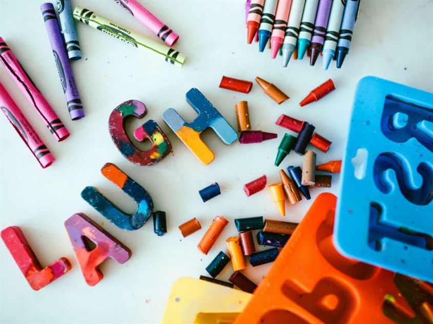 Cha mẹ cùng bé có thể thử làm bút chì màu với màu sắc hoàn toàn mới. Nguồn ảnh: Savvy Sassy Moms