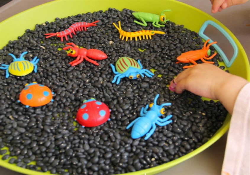 Cha mẹ có thể tạo cho bé nhiều mẫu thùng phát triển xúc giác khác nhau. Nguồn ảnh: In The Know