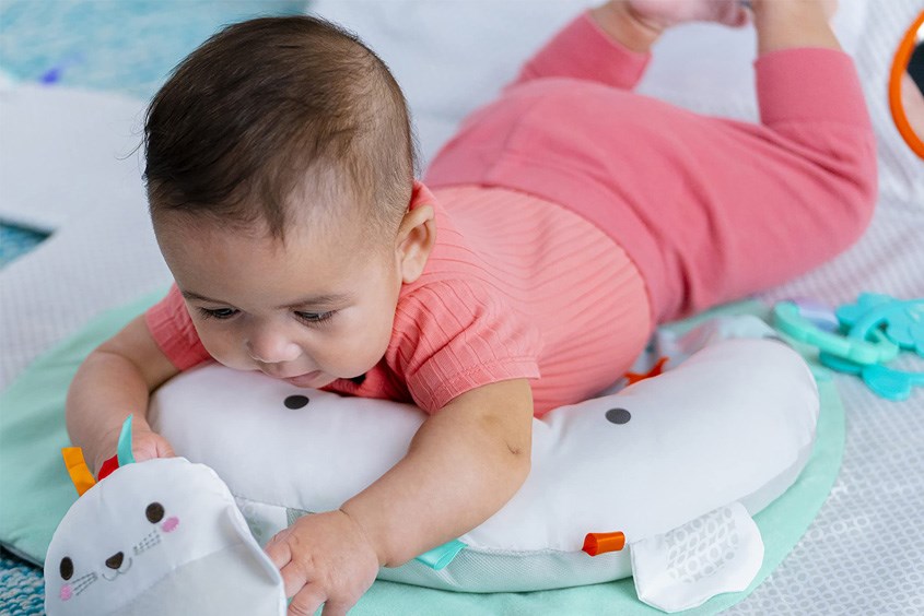 Mẹ có thể sử dụng gối làm công cụ hỗ trợ khi bé tummy time