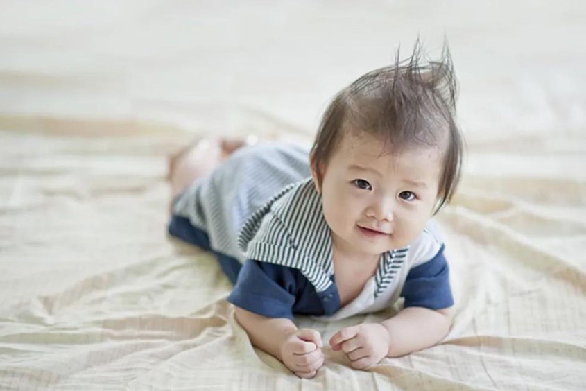 Tummy time là phương pháp tập cho trẻ sơ sinh nằm sấp