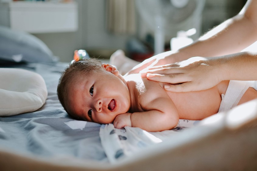 Tummy time mang lại nhiều lợi ích cho bé yêu