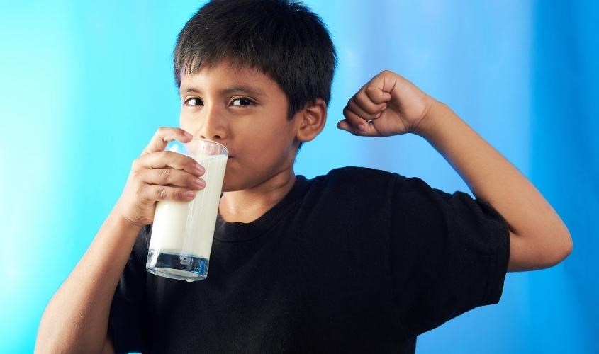 Uống sữa tươi không đường vào buổi tối giúp trẻ nhỏ phát triển chiều cao
