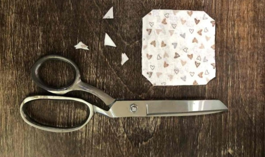 Cắt các góc và kẻ đường viền khoảng 0.5 từ các cạnh vào