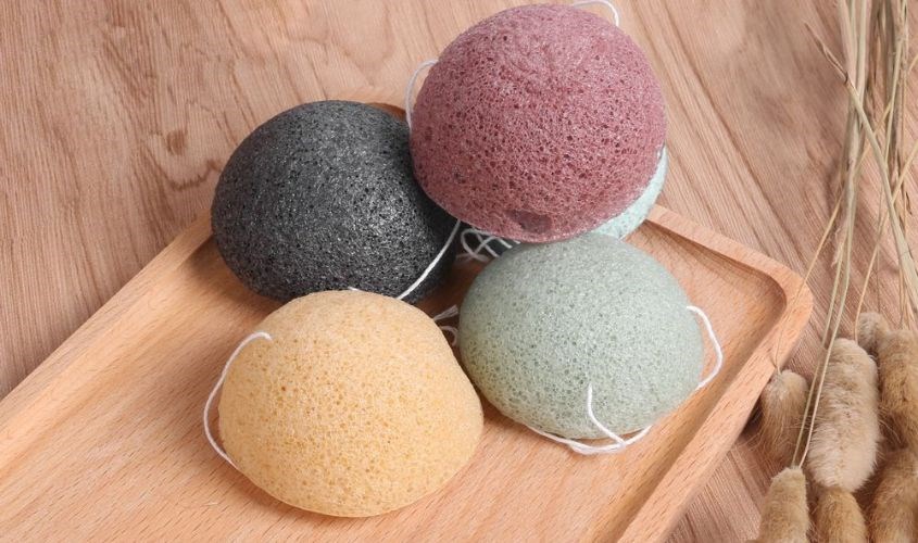 Sử dụng miếng bọt biển Konjac để tẩy trang