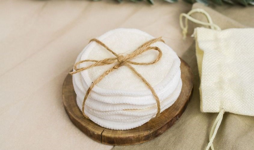 Lưu ý là hãy lựa chọn bông tẩy trang mềm mịn, an toàn cho da