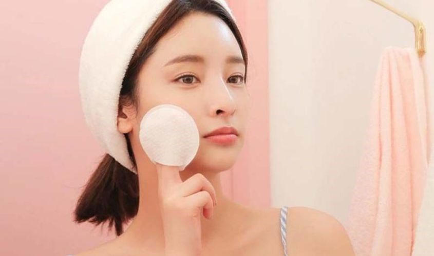 Sử dụng bông tẩy trang để rửa mặt sạch hơn