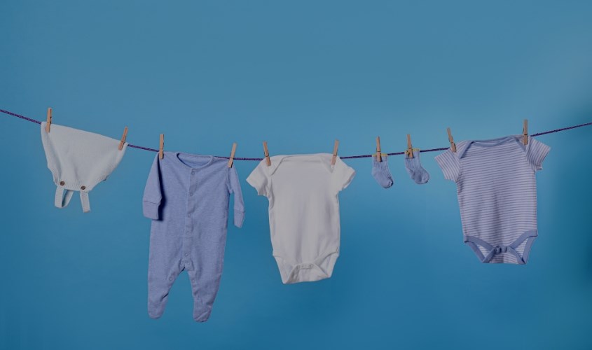 Mẹ không nên phơi quần áo của trẻ sơ sinh qua đêm