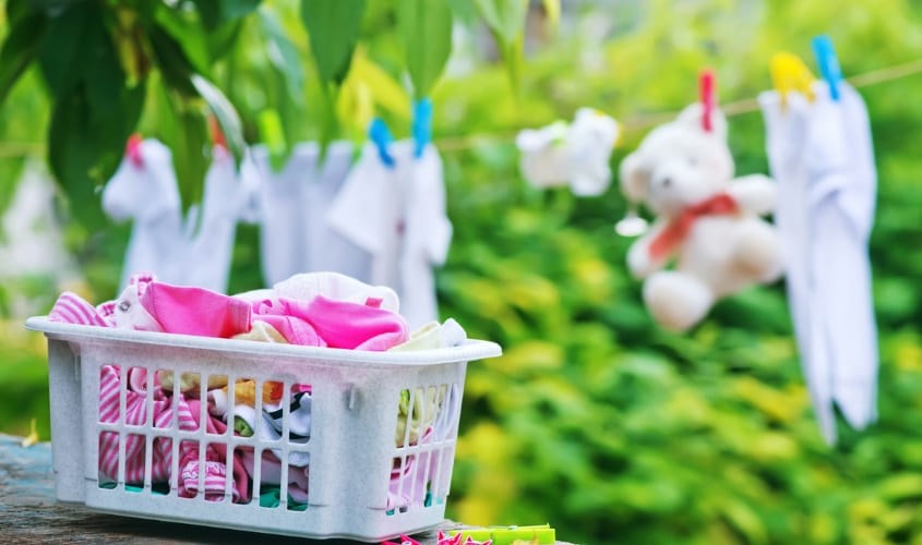 Không phơi quần áo sơ sinh lúc nắng gắt và ban đêm