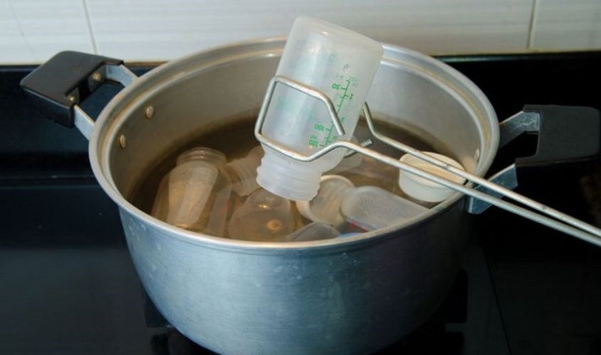 Khử mùi bình sữa cho trẻ sơ sinh bằng nước sôi 100 độ C