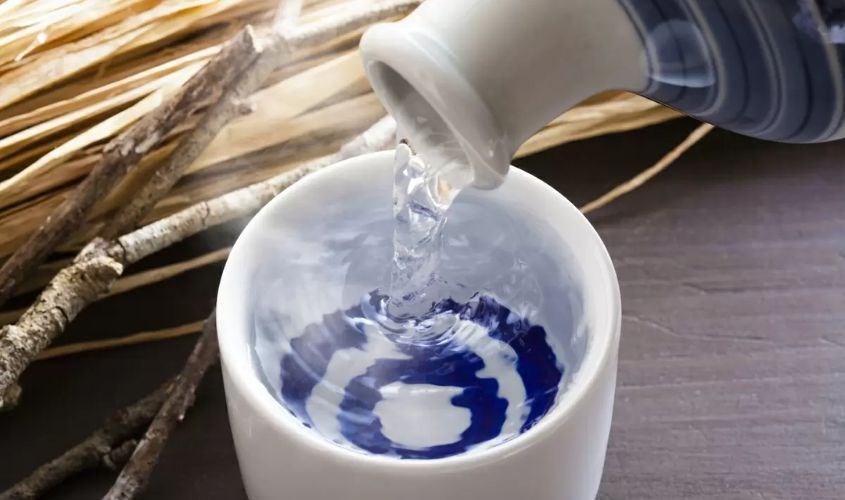 Khử mùi hôi bình sữa cho trẻ sơ sinh bằng rượu vodka và nước ấm