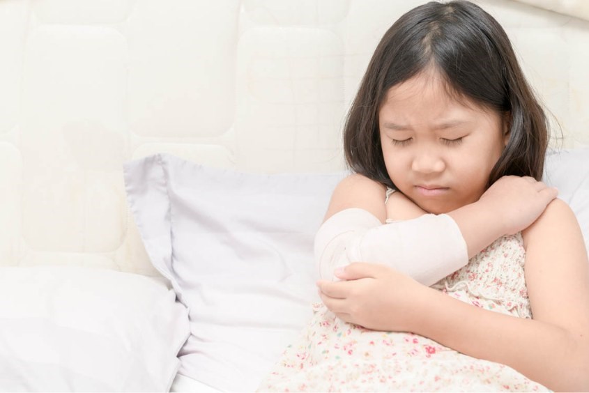 Trật khớp khuỷu tay trẻ em ba mẹ cần làm gì