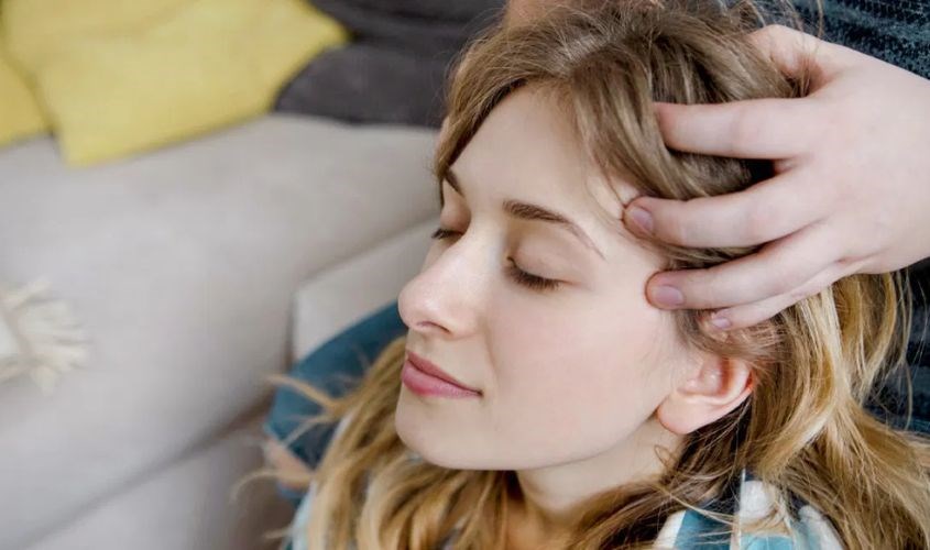 Massage da đầu để ngăn chặn rụng tóc