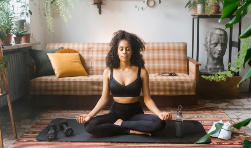 Ngồi thiền tránh căng thẳng và lo lắng giúp giảm rụng tóc sau sinh