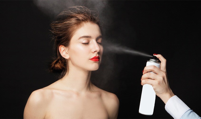 Xịt khoáng sau khi trang điểm để giữ lớp trang điểm không bị trôi và xuống tông