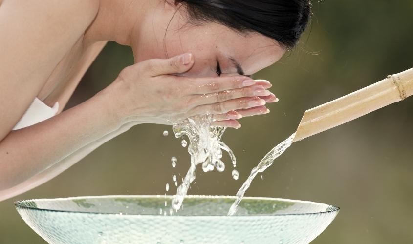 Không rửa mặt quá nhiều lần trong ngày