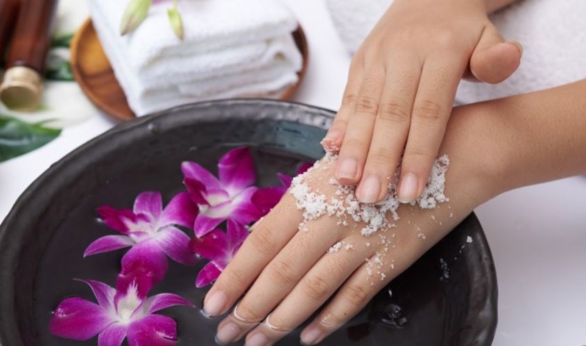 Lúc đầu hãy thử sử dụng hỗn hợp muối tắm lên tay để theo dõi và tránh kích ứng