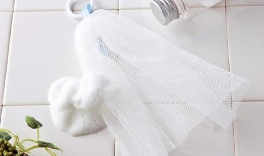 Dùng lưới để tạo bọt