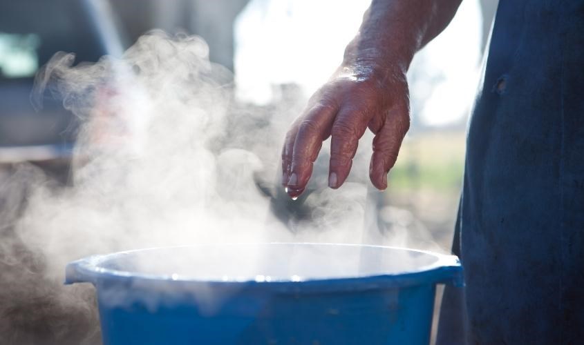 Không sử dụng nước nóng để rửa mặt