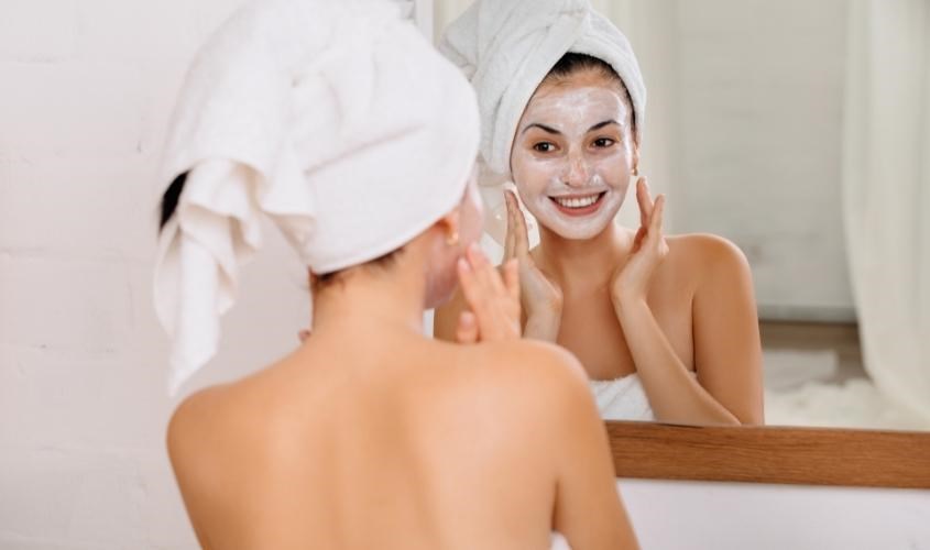 Thoa sữa chua không đường thoa lên da