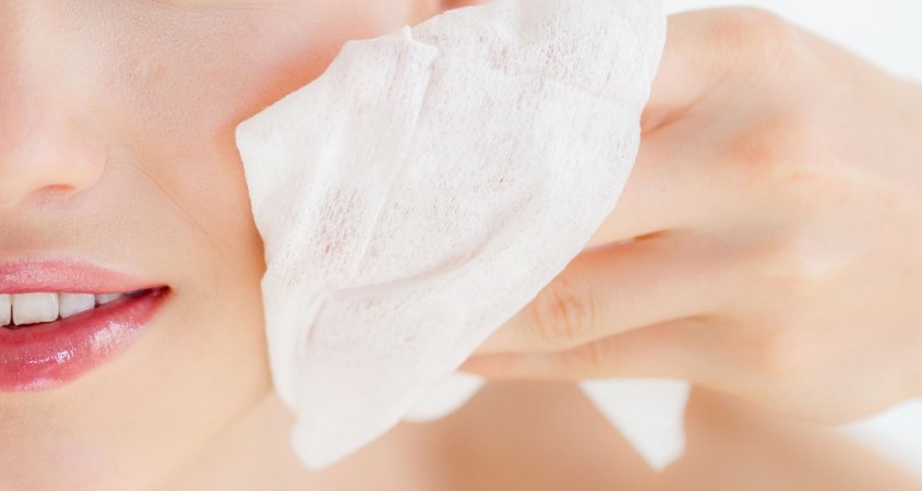 Làm sạch da bằng nước tẩy trang