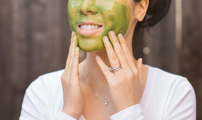 Sử dụng bột trà xanh giúp làm giảm thâm, nám hiệu quả