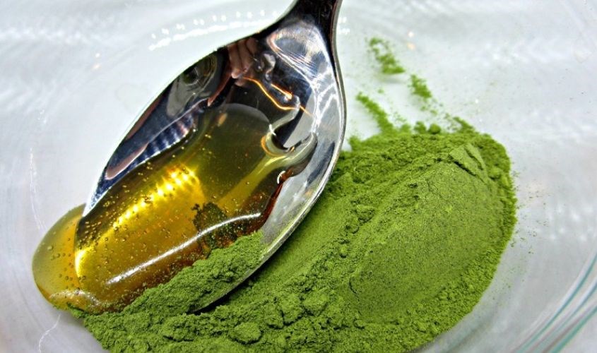 Trộn hỗn hợp trà xanh và đánh đều tay