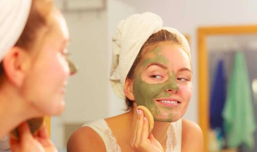 Rửa mặt bằng bột trà xanh giúp loại bỏ bụi bẩn trên da