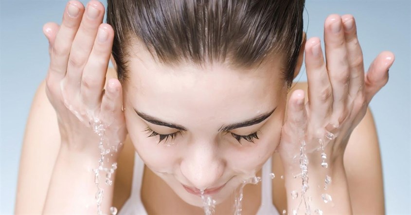 Rửa mặt lại với nước sạch sau khi rửa mặt với bộ trà xanh