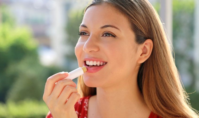 Nên dùng dưỡng môi sau khi tẩy tế bào da chết