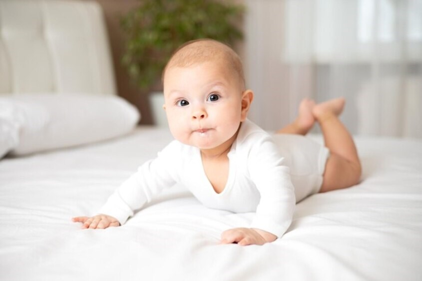 Khi trẻ được 5 tháng, ba mẹ cần chú ý trẻ nhằm tránh tai nạn té ngã. Ảnh: freepik