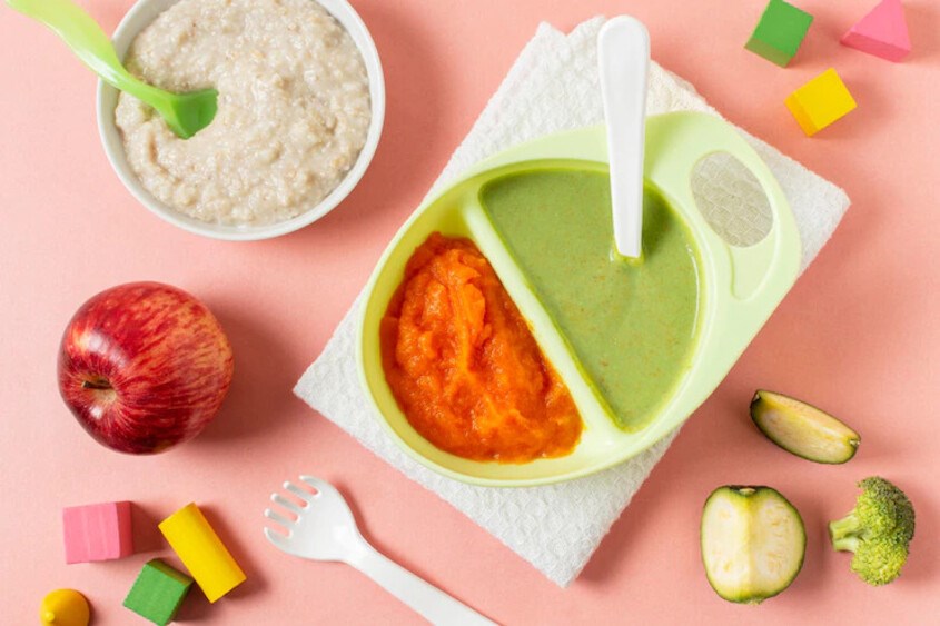 Khi trẻ đủ 6 tháng tuổi, ba mẹ nên tập cho trẻ ăn dặm. Ảnh: freepik