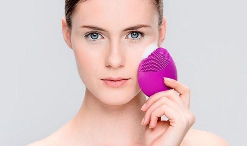 Những người từ 15 tuổi trở lên nên dùng máy rửa mặt để loại bỏ bã nhờn và bụi trong da.