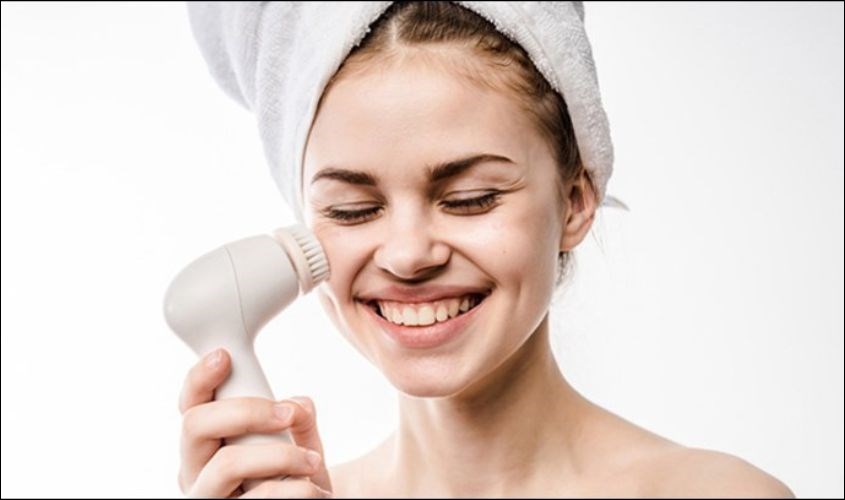 Máy rửa mặt cũng có cơ chế massage giúp người dùng thư giãn khi sử dụng.