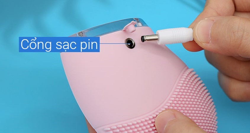 Vị trí sạc pin của máy rửa mặt và massage Halio Baby Pink