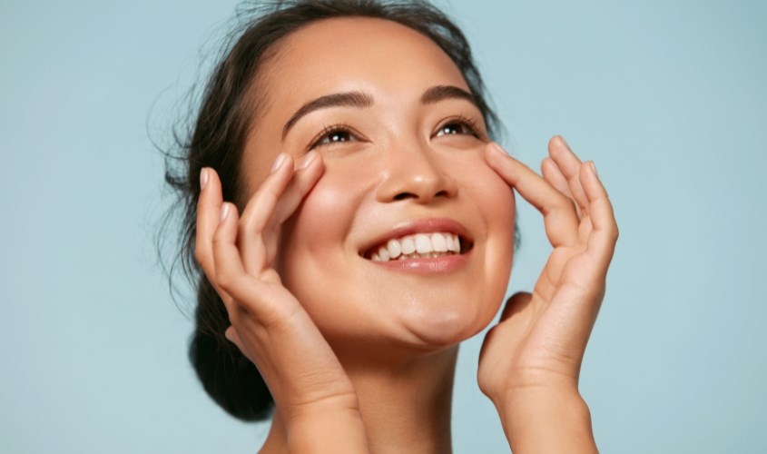 Dùng tay vỗ nhẹ lên mặt để nước hoa hồng thẩm thấu vào da