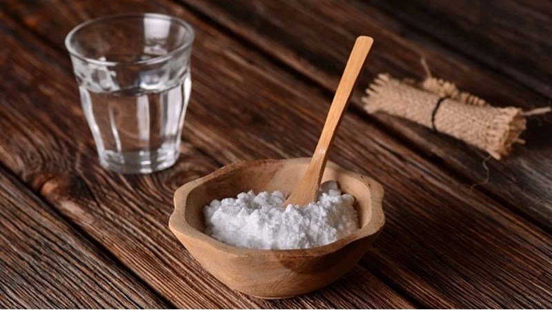 Súc miệng bằng baking soda trị nhiệt miệng