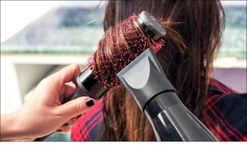 Máy sấy sử dụng lâu ngày sẽ bám những sợi tóc và bụi bẩn vào máy