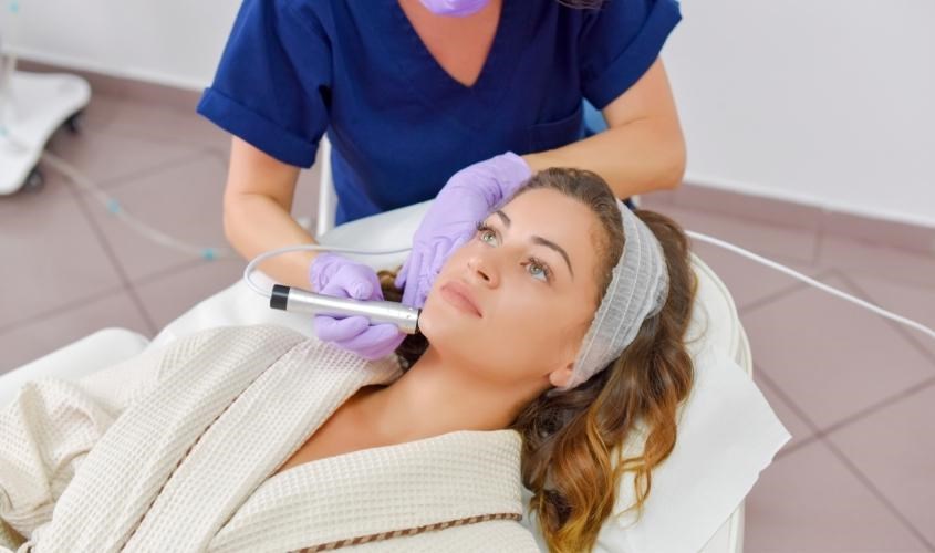 Mụn ẩn không tự hết mà phải điều trị đúng phương pháp